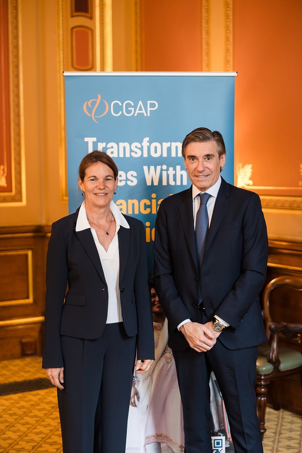 Sophie Sirtaine, CEO de CGAP, y Javier M. Flores, director general FMBBVA, en la reunión anual del consejo de gobierno (CG) de CGAP.