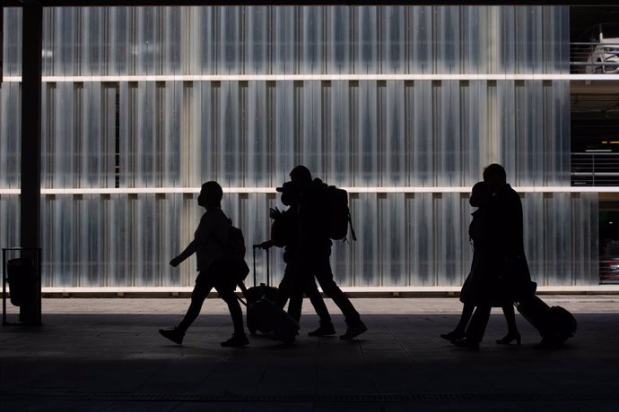 Archivo - Diverses persones a l'Aeroport de Barcelona