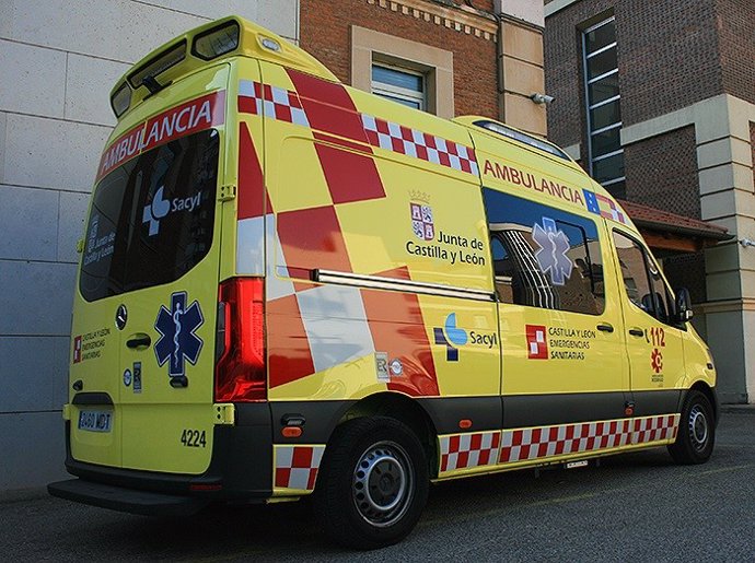 Archivo - Fallece una persona y otra resulta herida en una colisión frontal entre dos turismos en La Bañeza (León)