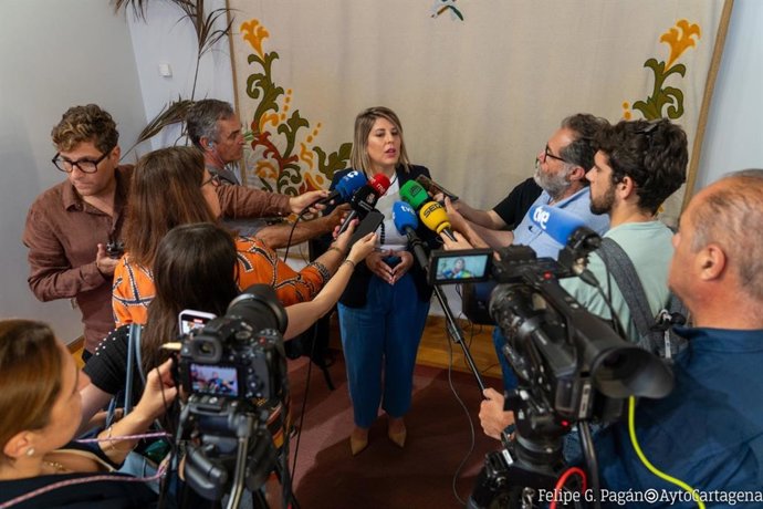 La alcaldesa de Cartagena, Noelia Arroyo, atiende a los medios de comunicación