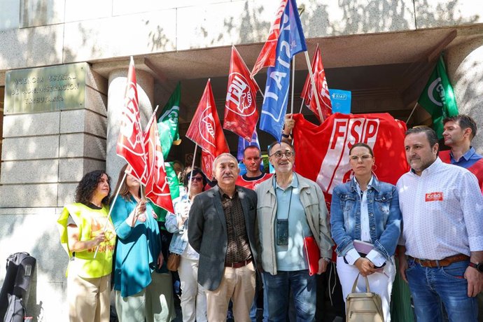 El secretario general de UGT, Pepe Álvarez (c), posa a su llegada al edificio de la Dirección General de la AEAT, a 12 de junio de 2024, en Madrid (España). 