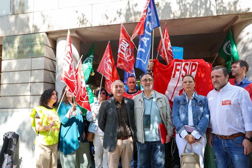 El secretario general de UGT, Pepe Álvarez (c), posa a su llegada al edificio de la Dirección General de la AEAT, a 12 de junio de 2024, en Madrid (España).