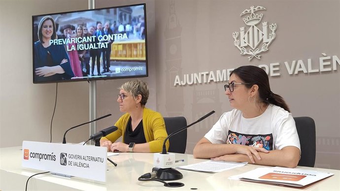 La portavoz de Compromís en el Ayuntamiento de València, Papi Robles, y la edil de esta formación Lucía Beamud en la rueda de prensa sobre los cambios en los estatutos de València Activa.