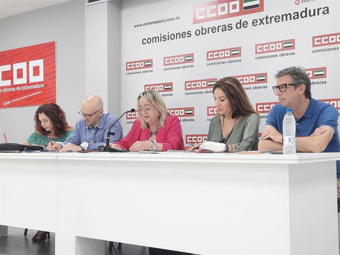 La secretaria general de CCOO en Extremadura, Encarna Chacón, en rueda de prensa junto a otros participantes en unas jornadas en Mérida sobre salud mental en educación