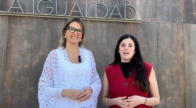 La delegada de Igualdad, Abril Castillo, junto a una de las educadoras del proyecto Corresponsable, Ana del Río.