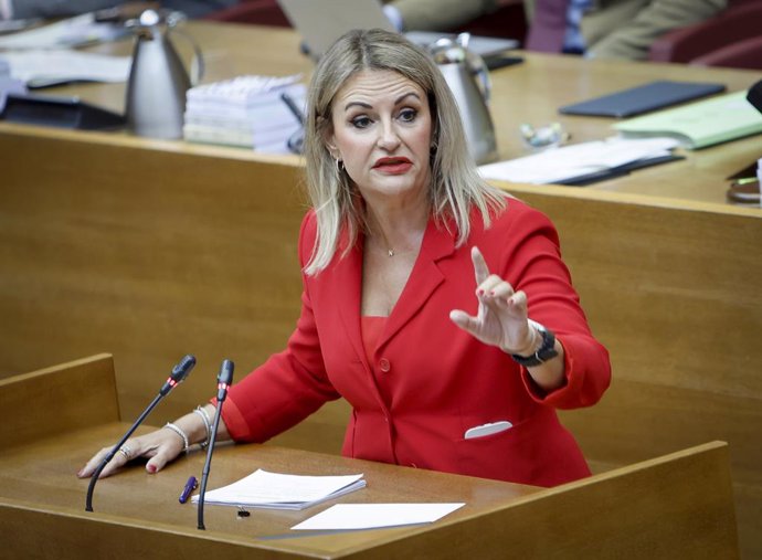 La consellera Nuria Montes en el pleno de Les Corts