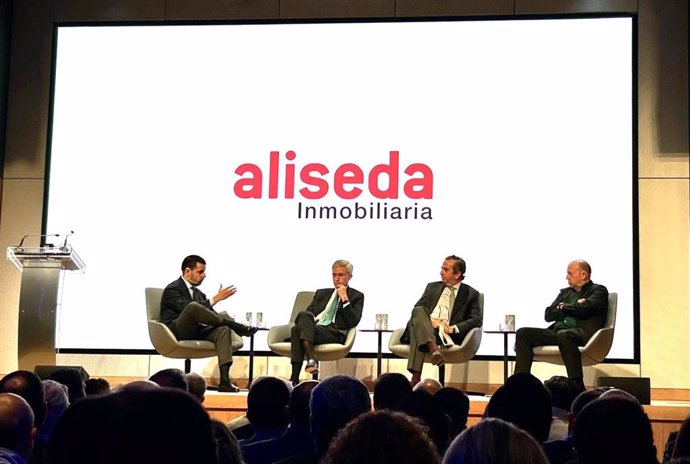 Jaime E. Navarro, Eduard Mendiluce,, Íñigo Fernández de Mesa y Gonzalo Bernardos (economista) durante el debate