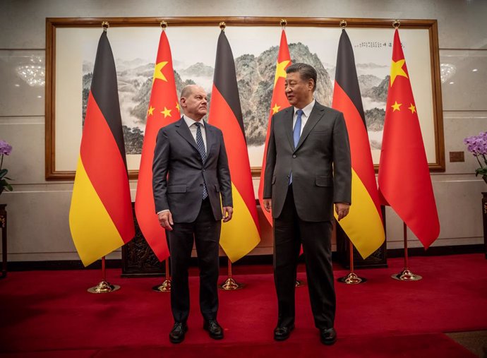 Archivo - 16 April 2024, China, Beijing: Chinese President Xi Jinping (R) welcomes German Chancellor Olaf Scholz at the State Guest House. Photo: Michael Kappeler/dpa