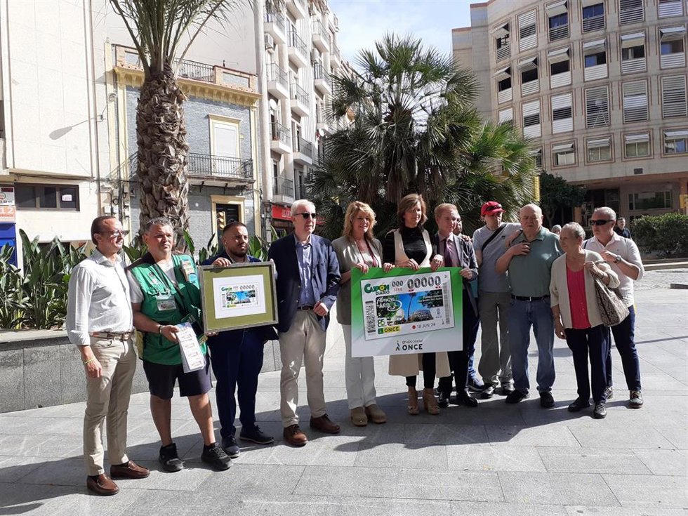 Presentación del cupón dedicado a la ya desaparecida palmera larga de Huelva, que estaba ubicada en la plaza Quintero Báez de la capital.