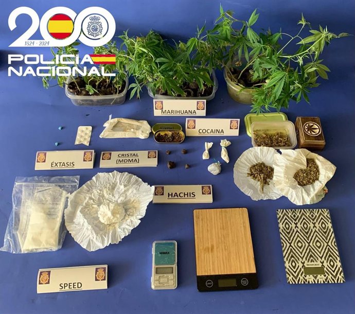 Drogas y otros objetos incautados en el desmantelamiento del narcopiso en Burgos.