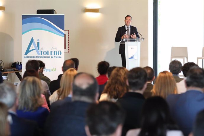 El alcalde de Toledo, Carlos Velázquez, participa en la 'Jornada de Crecimiento Inmobiliario” organizada por AiToledo.