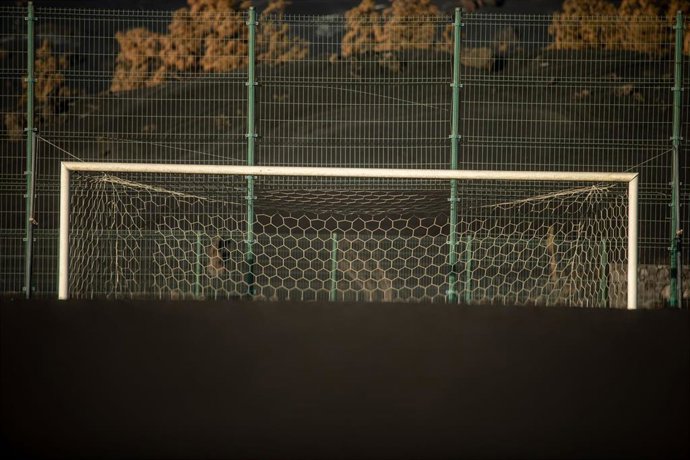 Archivo - Portería de un campo de fútbol.