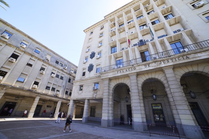 Detalle de la fachada principal de la Audiencia Provincial de Sevilla , a 21 de junio de 2022 en Sevilla (Andalucía, España)