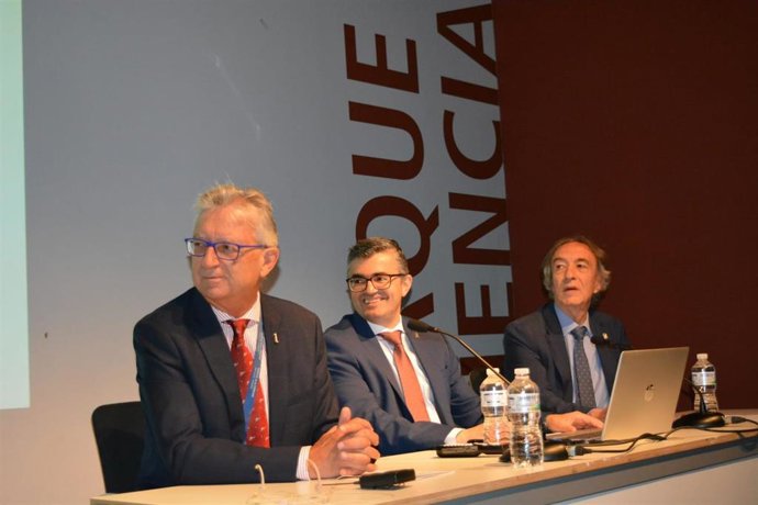 El director del Parque de las Ciencias de Granada, Luis Alcalá, y los delegados de Empleo y de Salud de la Junta en Granada, José Javier Martín e Indalecio Sánchez-Montesinos