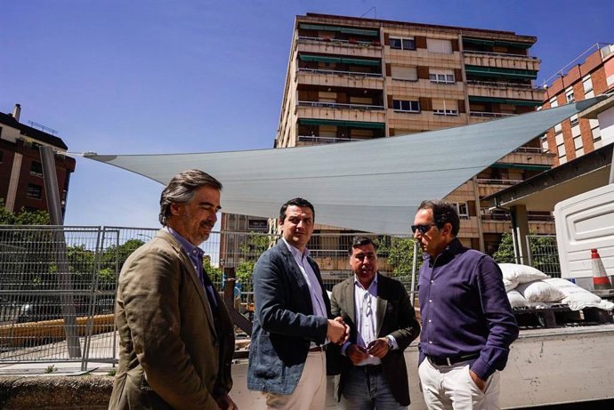 Archivo - El alcalde, José María Bellido, y el delegado de Infraestructuras, Miguel Ruiz Madruga (en el centro), durante su visita al Colegio de Educación Infantil y Primaria Vista Alegre, donde se ha colocado el primer toldo, en una imagen de archivo.