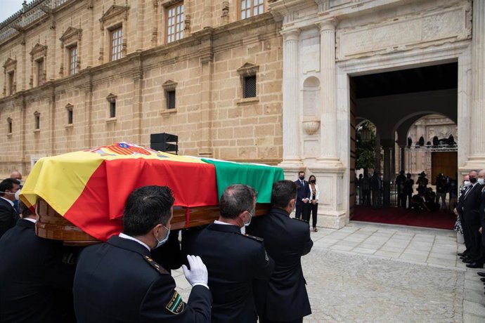 Archivo - Llegada del féretro de Manuel Clavero Arévalo a el  Parlamento de Andalucía,  donde se ha instalado la Capilla Ardiente,  a 15 de junio del 2021 en Sevilla, Andalucía, España. (Foto de archivo).
