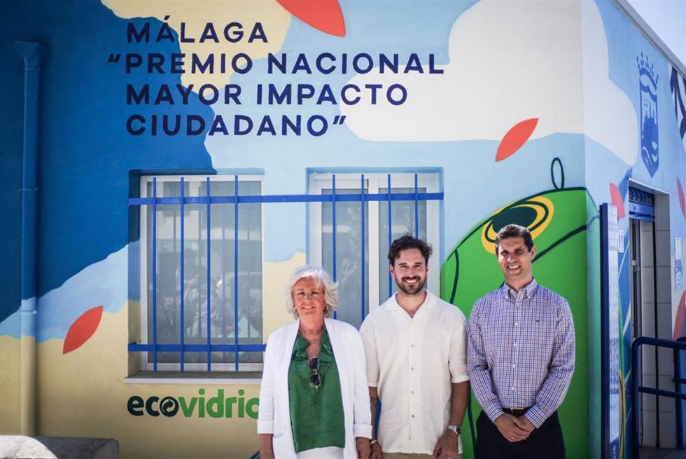La presentación del mural, que ha sido creado por el artista Dase, ha corrido a cargo de Teresa Porras, concejala del Área de Servicios Operativos del Ayuntamiento de Málaga; y Jesús Gutiérrez, gerente de zona de Ecovidrio.
