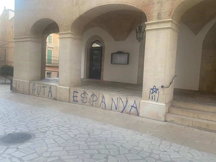 Archivo - Pintada en el Ayuntamiento de Felanitx con el mensaje 'Puta Espanya'.