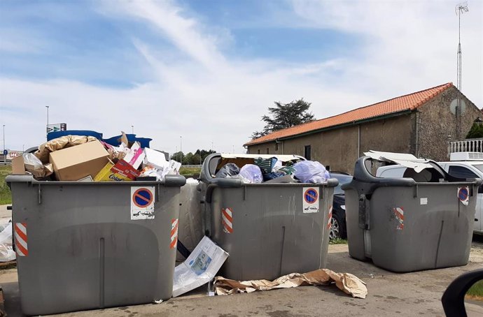 Archivo - Residuos acumulados alrededor de los contenedores de basura de una calle de Camargo.- Archivo