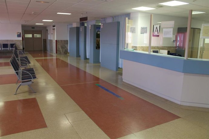 Archivo - Sala de espera de un centro sanitario.