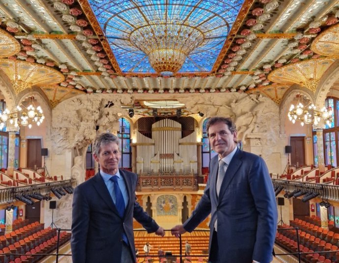 Archivo - El director general de Endesa en Catalunya, Enric Brazís, y el presidente de la Fundació Orfeó Català-Palau de la Música Catalana, Joaquim Uriach.