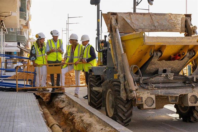 Visita a las obras de mejora de la red de abastecimiento de avenida Miss Whitney de Huelva.