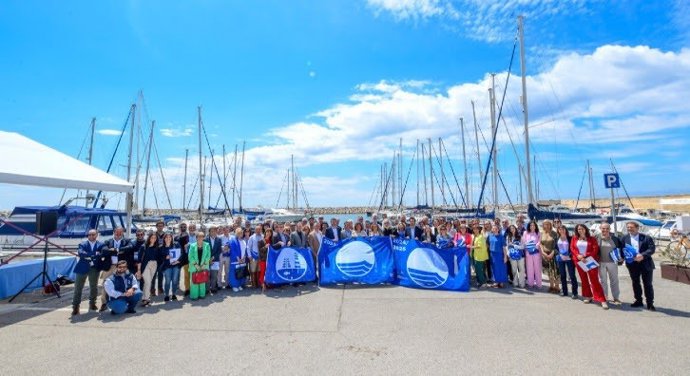 Capella junto a representantes municipales de las playas y puertos galardonados