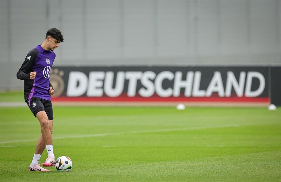 Aleksandar Pavlovic durante un entrenamiento con Alemania.