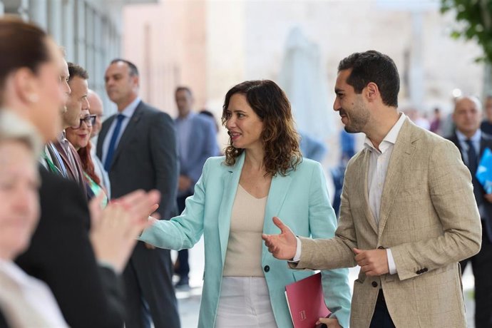 La presidenta de la Comunidad de Madrid, Isabel Díaz Ayuso, y el alcalde de Torrejón de Ardoz, Alejandro Navarro, a su llegada a la reunión del Consejo de Gobierno, en el Ayuntamiento de Torrejón de Ardoz.