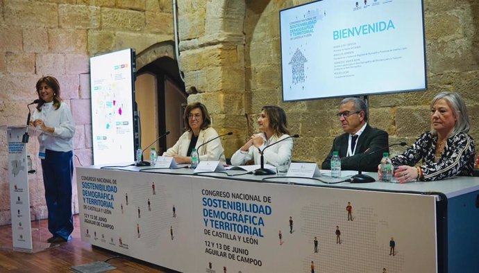 La alcaldesa de Aguilar de Campoo, María José Ortega; la presidenta de la Diputación, Ángeles Armisén; la consejera de Educación, Rocío Lucas, y el secretario general para el reto Demográfico,  Frances Javier Boya, en la inauguración del Congreso.