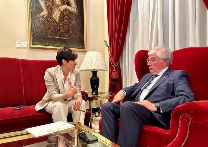 Reunión entre la ministra de Vivienda y Agenda Urbana, Isabel Rodríguez, y el alcalde de Illescas, José Manuel Tofiño.