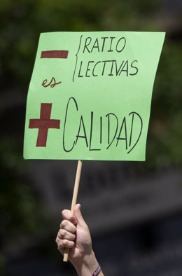 Una persona sujeta un cartel durante una concentración por la educación pública