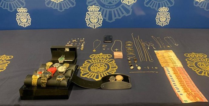 Efectos intervenidos en una investigación por un robo simulado.