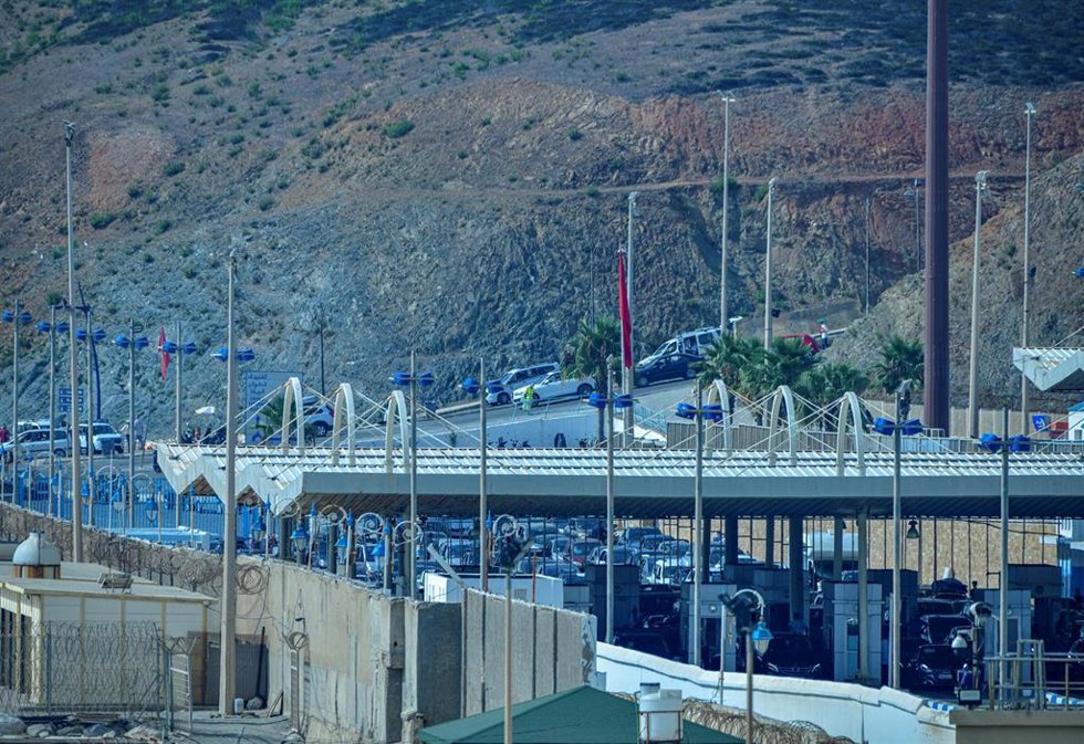 Archivo - Varios coches hacen cola para cruzar la frontera en Ceuta en la operación retorno de la OPE de 2023