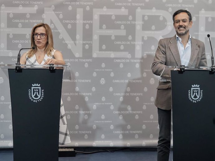 Archivo - La presidenta del Cabildo de Tenerife, Rosa Dávila, y el vicepresidente, Lope Afonso, en rueda de prensa