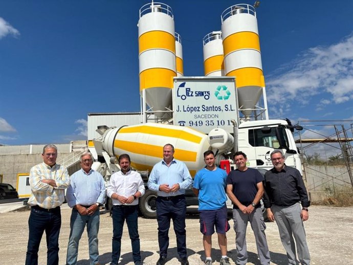 El consejero de Agricultura, Ganadería y Desarrollo Rural, Julián Martínez Lizán, en Sacedón.