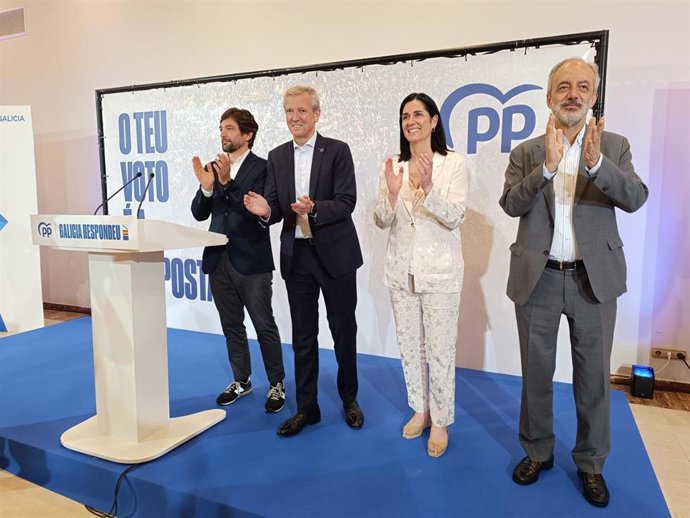 Los candidatos electos al Parlamento Europeo Adrián Vázquez y Francisco Millán Mon, con la secretaria xeral del PPdeG, Paula Prado, y el presidente de la Xunta y del PPdeG, Alfonso Rueda, en el comité ejecutivo del PPdeG