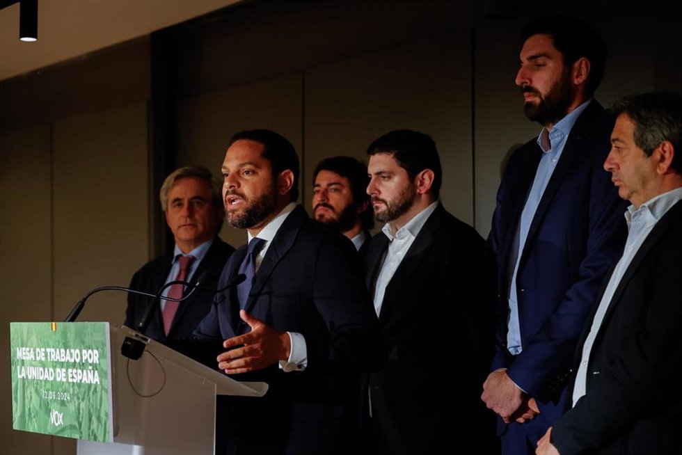 El secretario general de VOX, Ignacio Garriga, durante una rueda de prensa tras una reunión con vicepresidentes y consejeros de VOX, en el Hotel Gallery, a 12 de junio de 2024, en Barcelona, Catalunya (España). Durante la reunión, han impulsado una resp