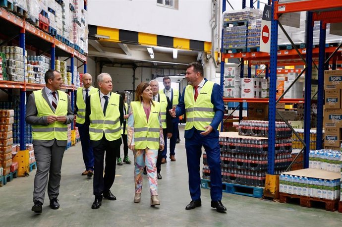 Buruaga visita el centro logístico de Covirán en Peñacastillo