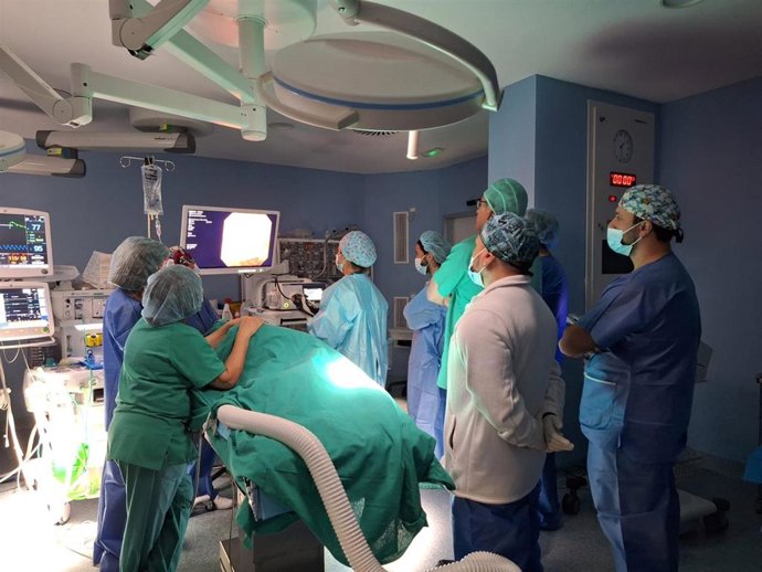 Integrantes de la Unidad de Digestivo del Hospital Punta de Europa realizando una prueba.