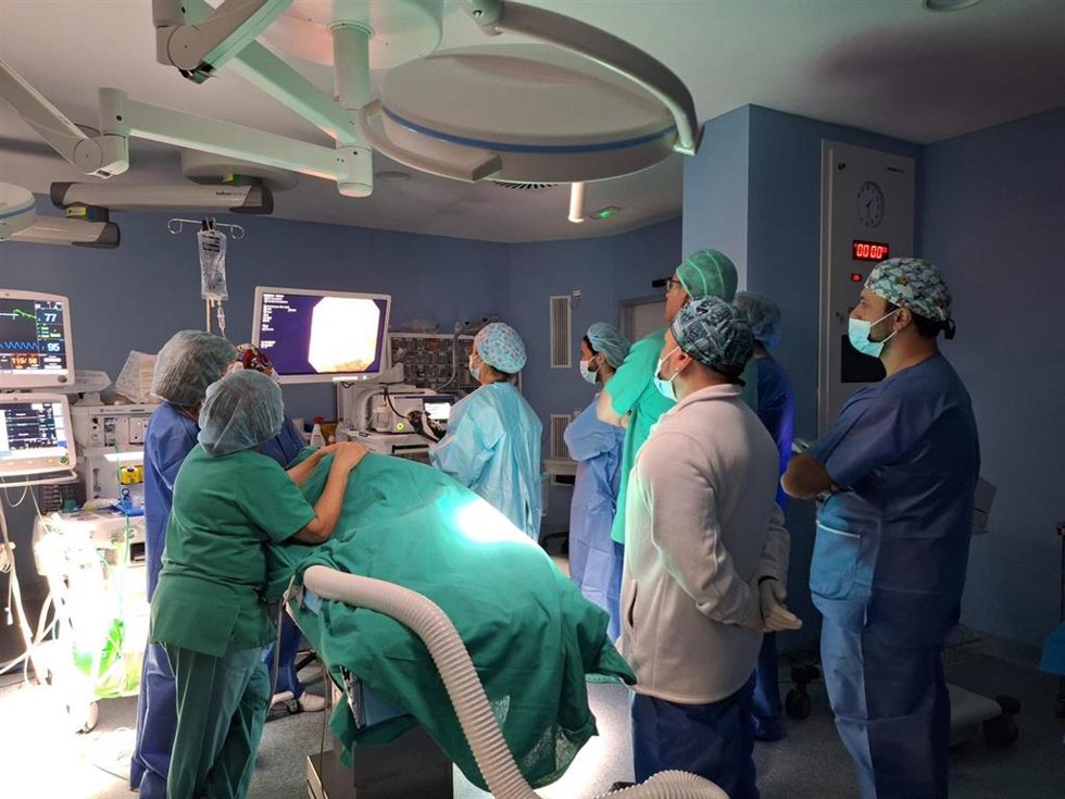 Integrantes de la Unidad de Digestivo del Hospital Punta de Europa realizando una prueba.