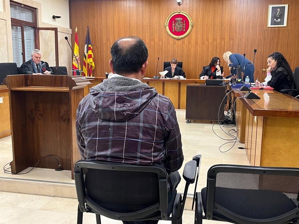 Archivo - El acusado de abusos sexuales a su hija, sentado para el juicio en la Audiencia Provincial.