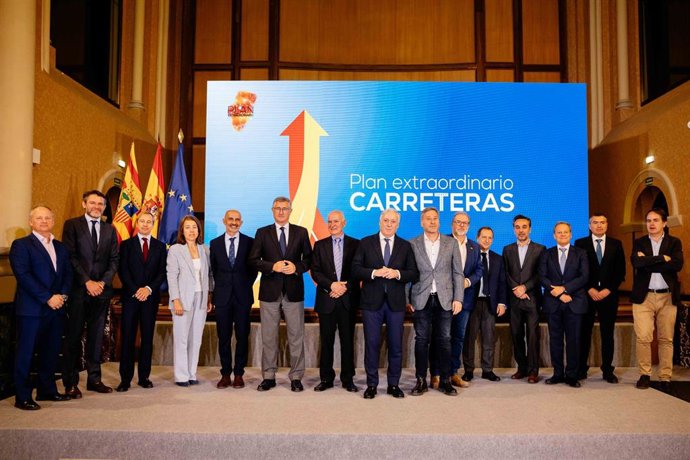 Foto de familia de la firma de los contratos del Plan Extraordinario de Carreteras.