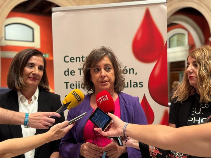 La consejera de Salud y Consumo, Catalina García, en el maratón de donación de sangre, plasma y médula ósea que organiza el Centro de Tranfusión, Tejido y Células de Sevilla de la Fundación Cajasol.