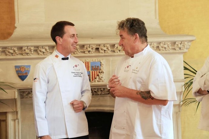 El presidente del Consell de Mallorca, Lloren Galmés, y el presidente de la Asociación de Cocineros Establecidos en Baleares, el chef Koldo Royo.