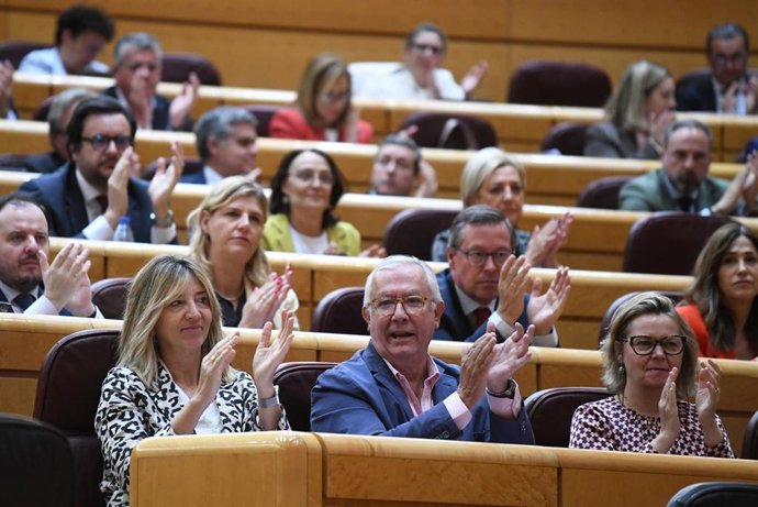 (I-D) En la primera fila, la portavoz del PP en el Senado, Alicia García, el senador del PP Javier Arenas, y la portavoz adjunta del PP María Salom Coll, durante una sesión plenaria en el Senado, a 16 de mayo de 2024, en Madrid (España). Tras la aprobac