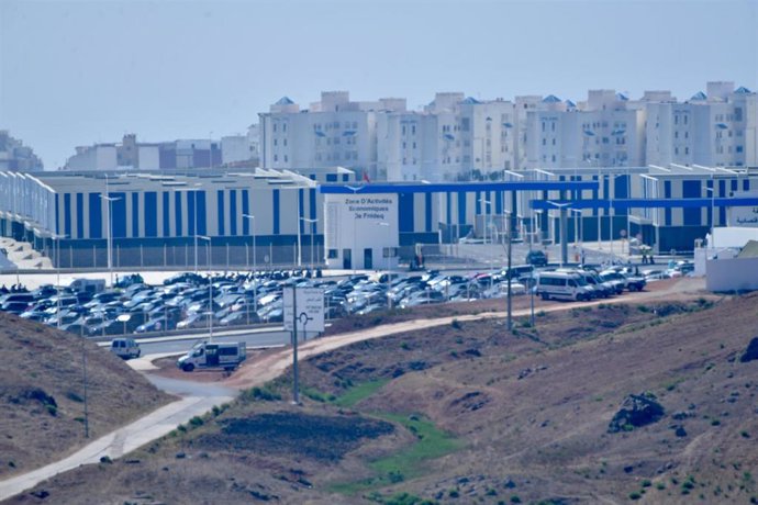 Archivo - Varios vehículos esperan para entrar a Ceuta en una explanada habilitada en la nueva zona comercial de Castillejos por la Operación Paso del Estrecho 