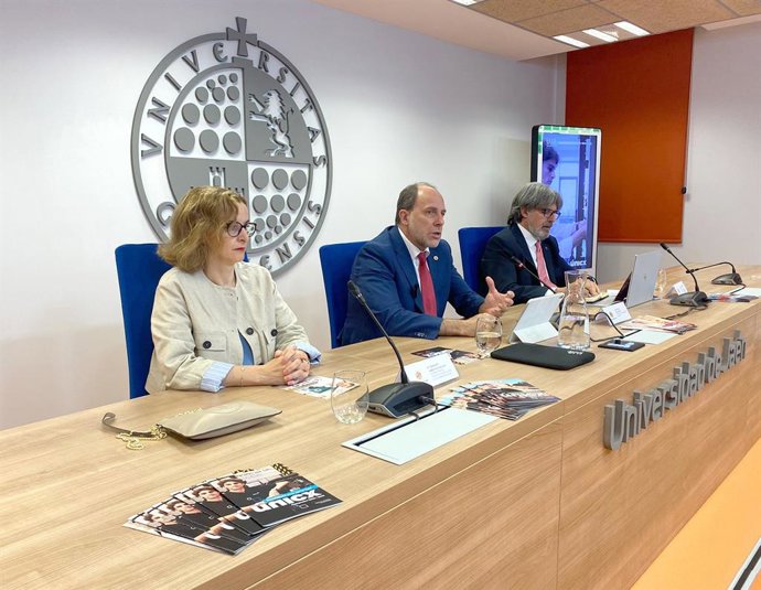 Hikmate Abiouel, Nicolás Ruiz y Alberto del Real durante la presentación de la oferta de postgrados de la UJA