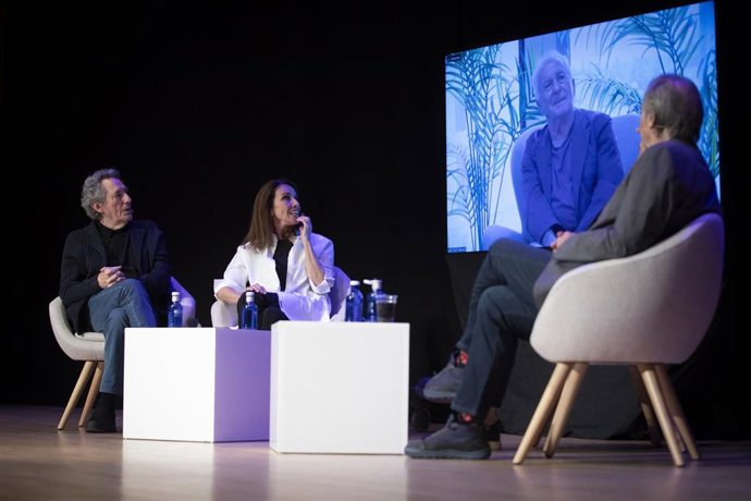 Los cantantes Miguel Ríos (izquierda), Ana Belén (izquierda) y Víctor Manuel (centro) y Joan Manuel Serrat (derecha) participan en el encuentro 'Música y Amistad. El gusto es nuestro' con motivo del 80 cumpleaños del primero