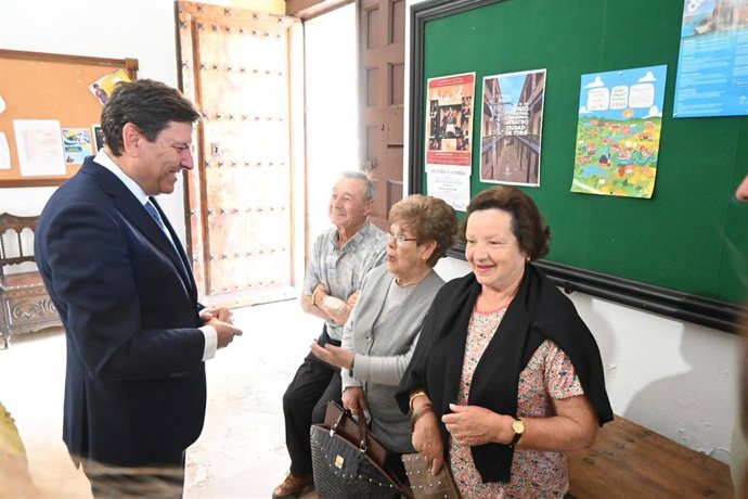El consejero de Economía y Hacienda de la Junta de Castilla y León, Carlos Fernández Carriedo, durante su visita a Toro (Zamora)